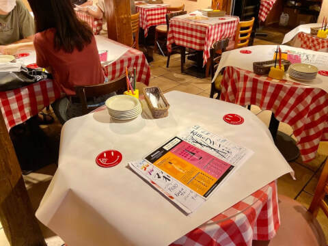 横浜チーズカフェのテーブル席