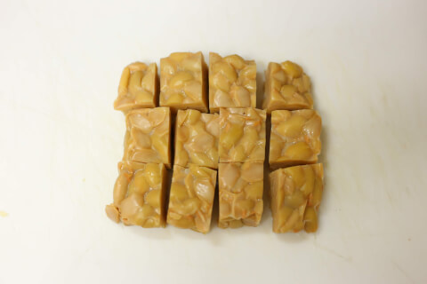 テンペと野菜を切る