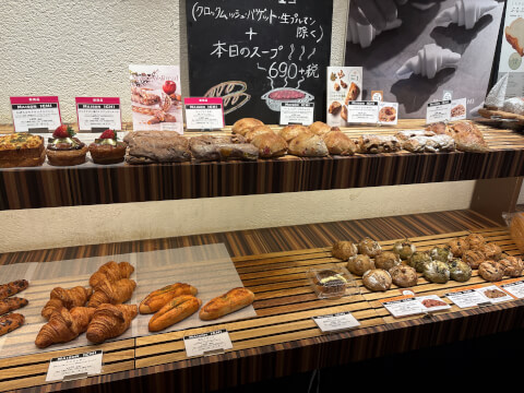 MAISON ICHI_店内に並ぶパン_代官山_女子会