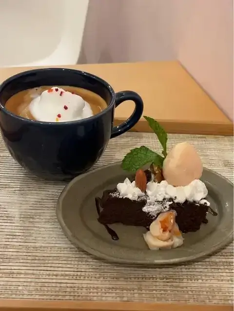 ドウモカフェ_ラテとケーキ_新大久保 カフェ