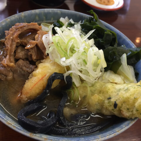 黒うどん 吉田うどん ふじや 松山