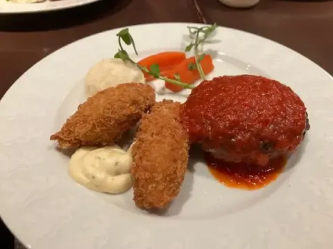 ハンバーグとカキフライ_銀座ライオン八重洲地下街 ランチ_昼飲み