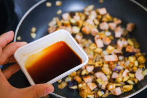 醤油を加えている写真