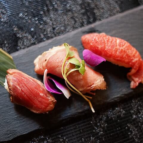 決定版 サっと炙ってお醤油を1滴 東京で絶品肉寿司が食べられるお店11選 はらへり