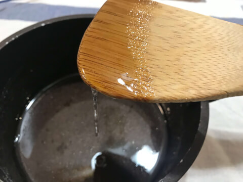 琥珀糖　　糸を引く程度