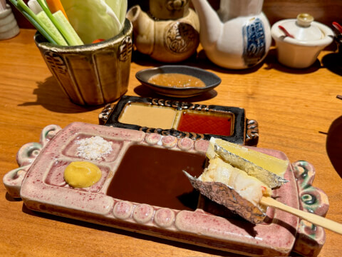 串の坊_串揚げとソース_野菜スティック_銀座ディナー_おすすめ