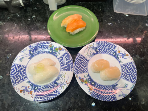 回し鮨 若貴_えんがわ_サーモン_ホタテ_池袋_回転寿司