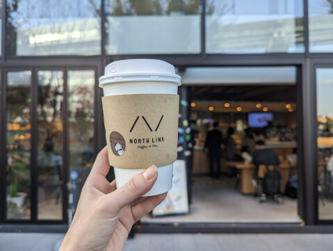 NORTH LINK_店舗外観_カフェラテ_テイクアウト