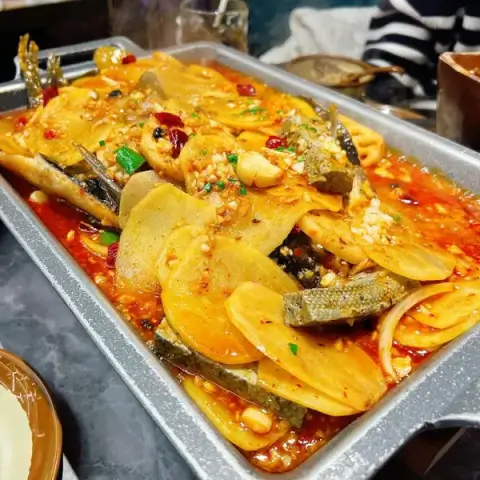 撒椒小酒館_四川風鉄板焼き魚_ガチ中華_大久保