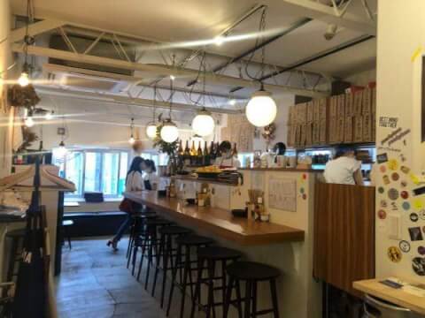酒場 浮雲の店内
