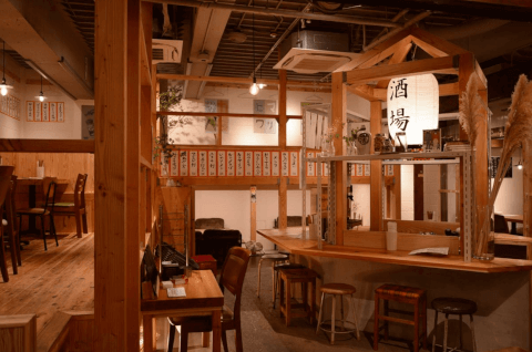 大衆酒場ひまわりの店内
