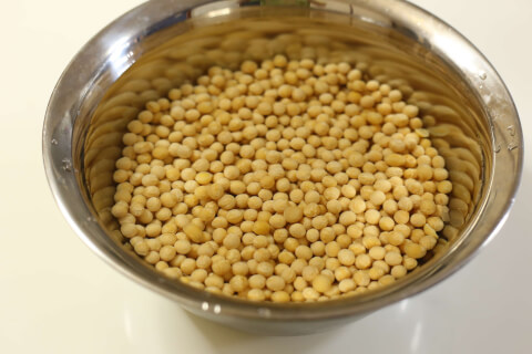大豆を水に浸す