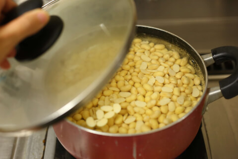 大豆を煮る