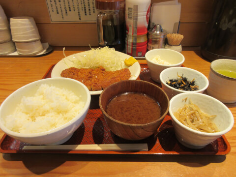 淡麗とんかつ定食　とんかつは飲み物