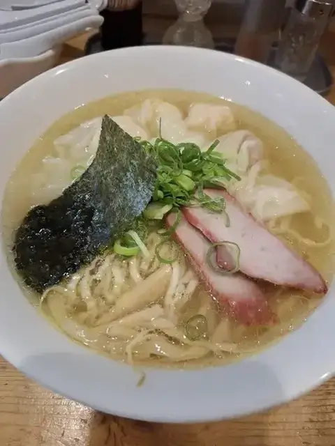 支那そば大和 稲荷町店_平打ちぢれ麺_上野ラーメン