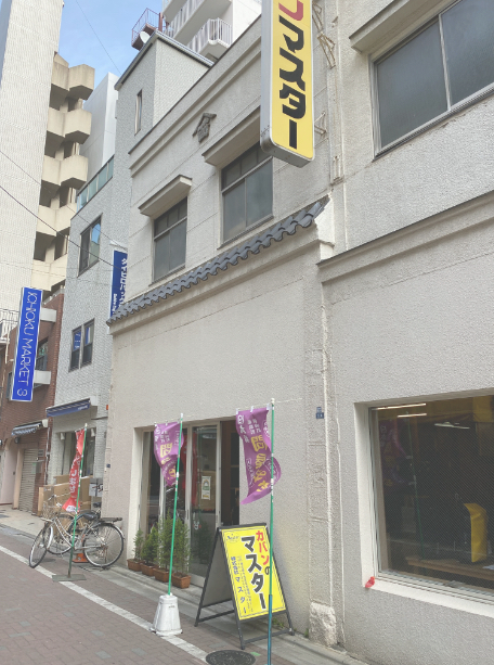 木の雰囲気が素敵なカバン問屋さん