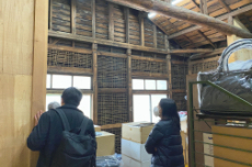 木の雰囲気が素敵なカバン問屋さん
