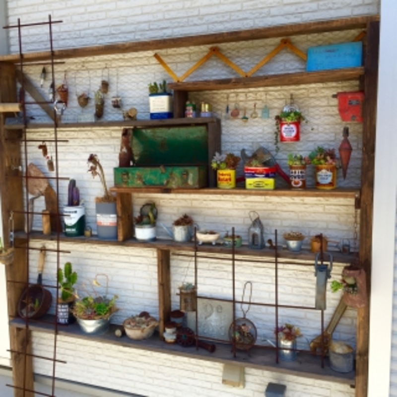 観葉植物を棚に飾ってカフェ風インテリアにしよう | ひとはなノート