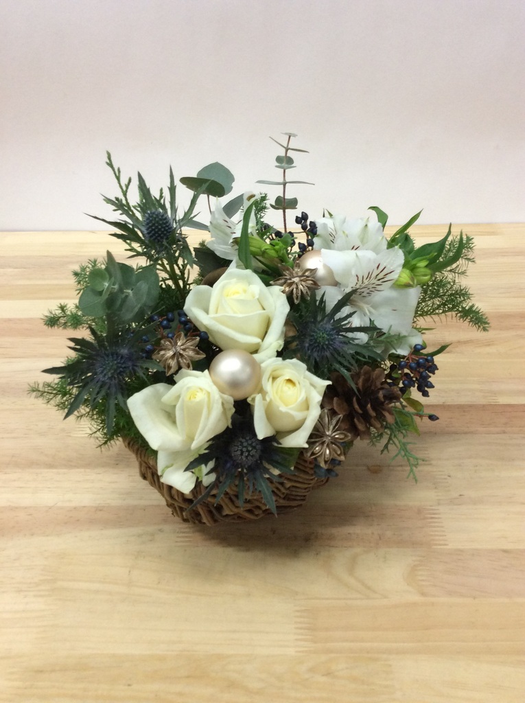 ホワイトバラの造花アレンジメント 大きめ 楽天市場】造花 フラワーアレンジメント インテリア 白 バラ 開店祝い