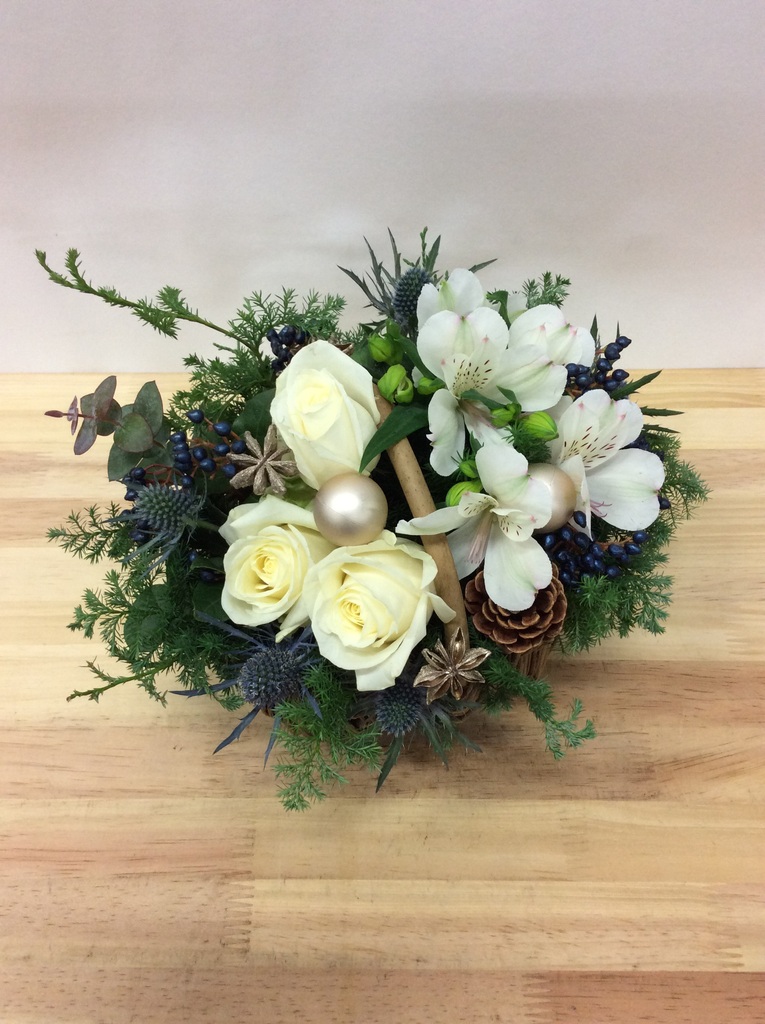 冬のアレンジメント バラ ホワイト S | アレンジメントならHitoHana