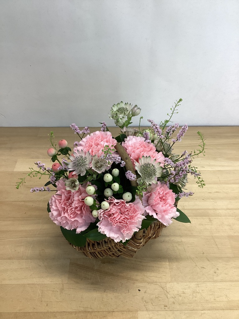 カーネーション アレンジメント ピンク S 編み込みバスケット
