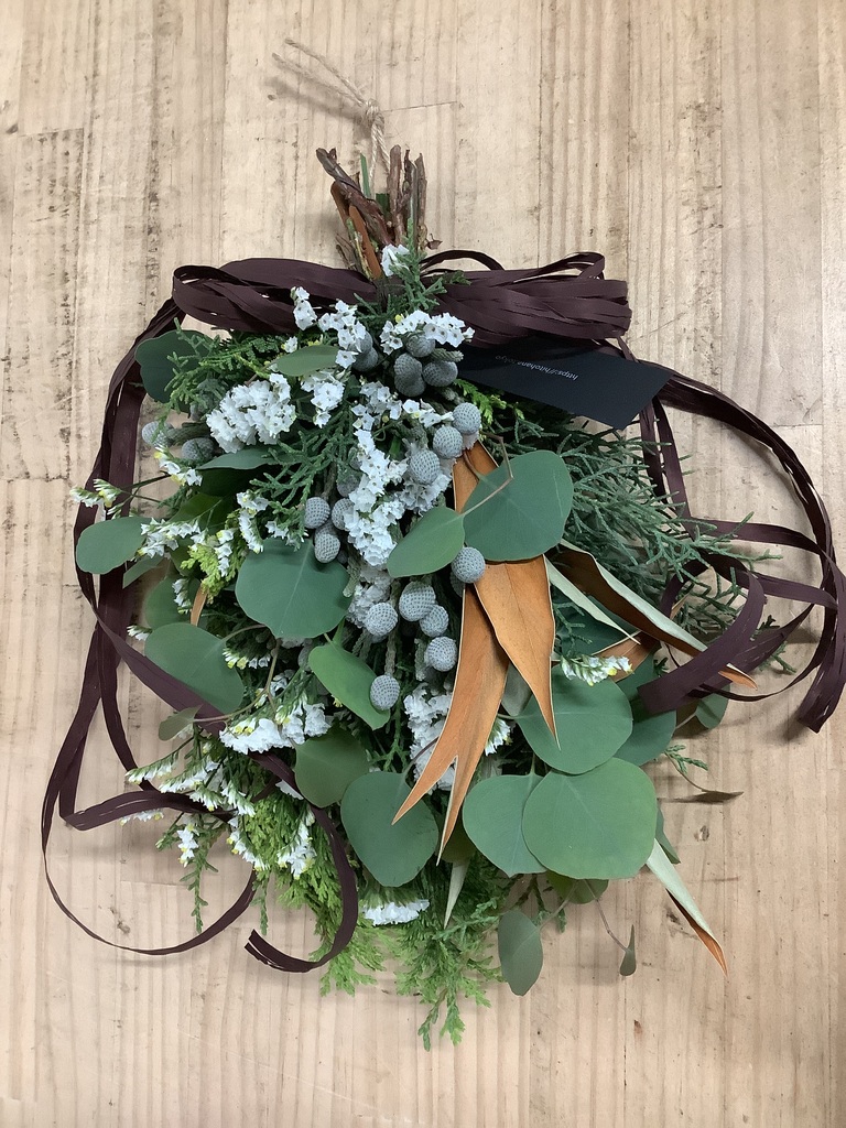 クリスマス　スワッグ　ベージュリボン 本日はリボン型のスワッグの作り方🎀 左右交互に持ち替えながら束ねる