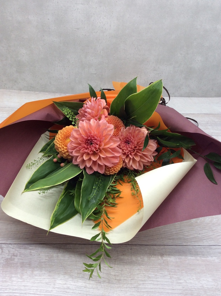 オレンジ色のダリア フラワーギフトの通販ならひとはな