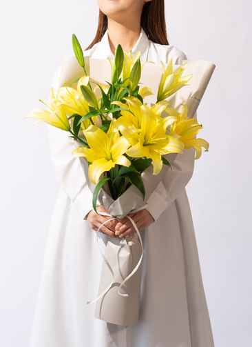 豪華スタンド花 ユリと葉物 ゴールドスタンド