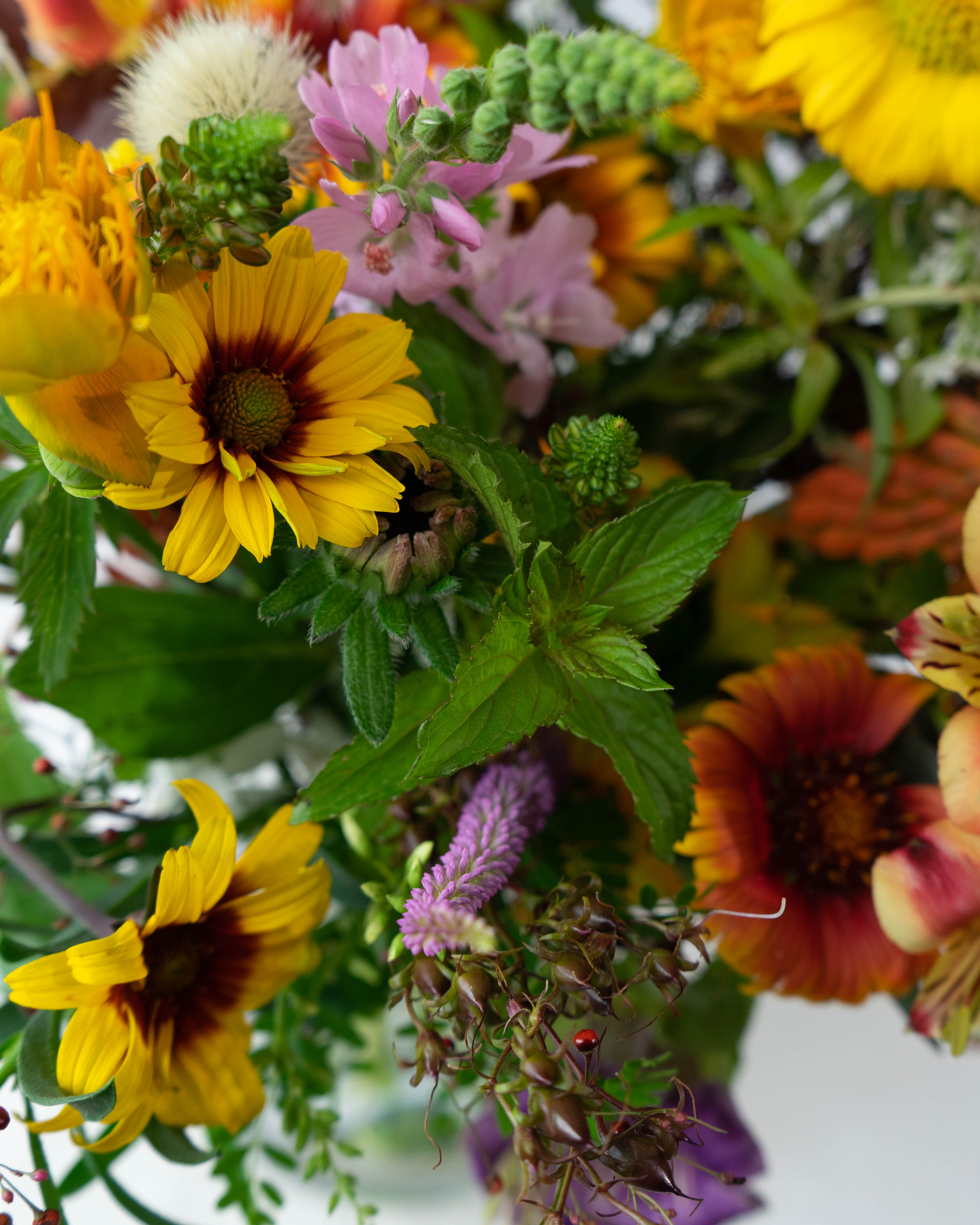 送料無料　本物保証　明時代花草文青華平碗　径15ｃｍ　④ 産地直送 草花ミックス 花束／長野 添える by 片桐花卉園からお届け