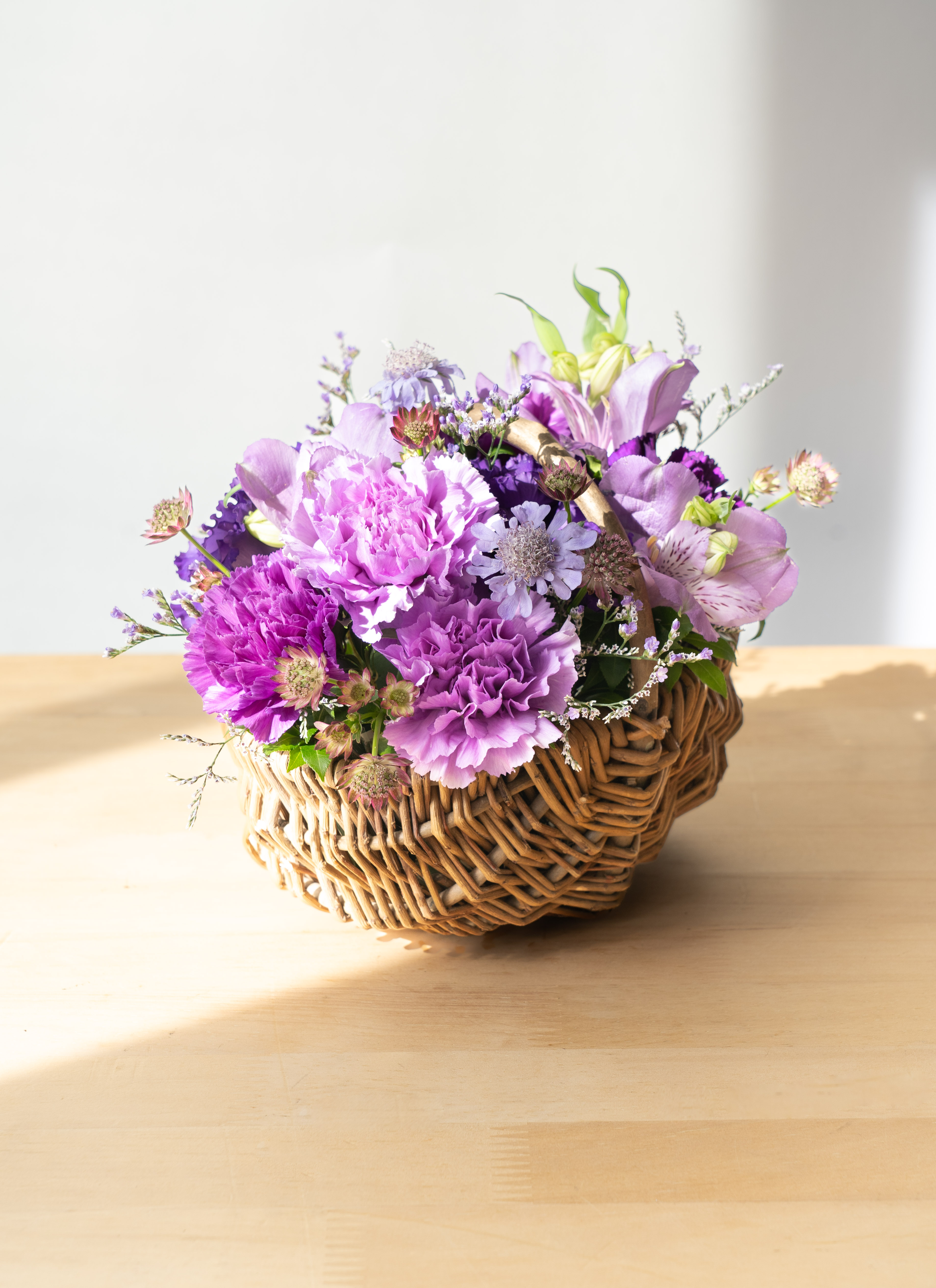 ムーンダストカーネーションの花束 花 アレンジフラワー クリスマス 誕生日 お見舞い おしゃれ 土日祝も営業 結婚祝い 退職 送別 ギフト カーネーション アレンジメント ムーンダスト S | アレンジメントなら