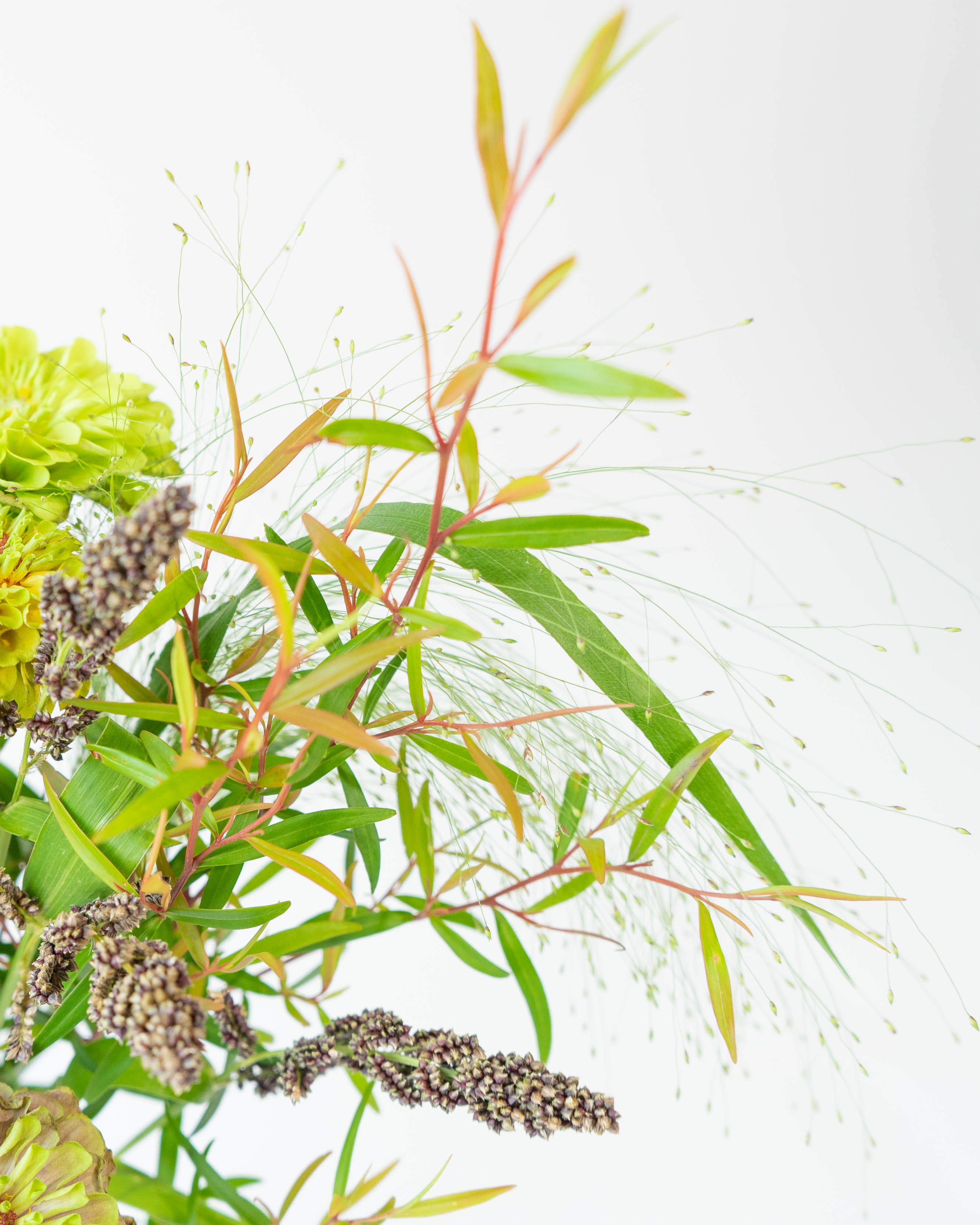 秋の草花文様 置物（花器） 鉄花器「宝箱（大）」 黒ではない鉄花器も雰囲気がかわって良い