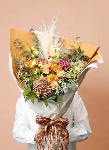 初秋の花束 バラとケイトウのブーケ オレンジ L | 花束ならHitoHana