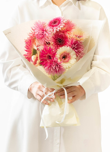 ミャンマー産ルビー お花と果実のカービング 産地直送 ガーベラ 花束 ベリーピンクミックス(15本) ／静岡 松下園芸