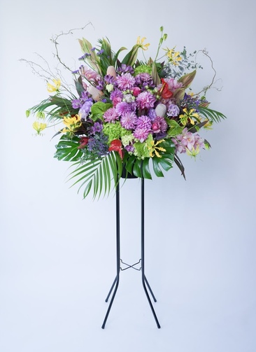 全国配送】紫系 フローリストにおまかせ 季節のお祝いスタンド花