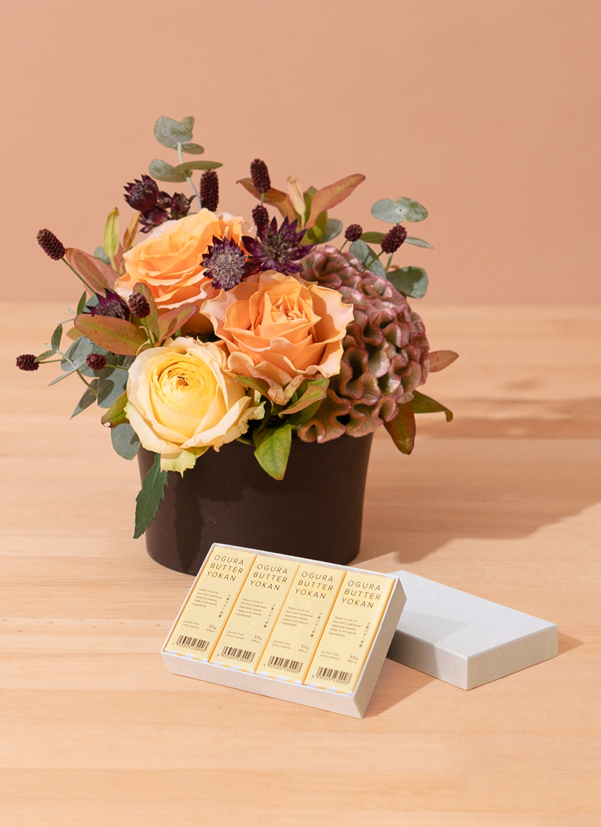 都松庵 OGURA BUTTER YOKAN 4pcsと秋のアレンジメント バラ オレンジ