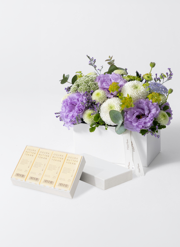 オーダーページミニチュア花のアレンジメント 都松庵 OGURA BUTTER YOKAN 4pcsとお供え花 アレンジメント パープル S
