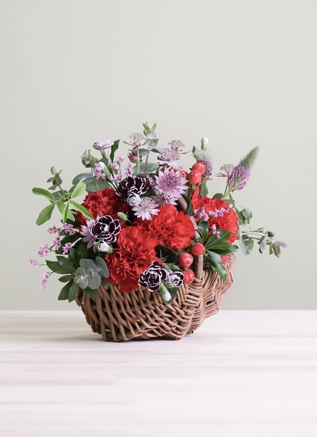 カーネーション アレンジメント レッド Xs バスケットタイプ アレンジメントならhitohana ひとはな