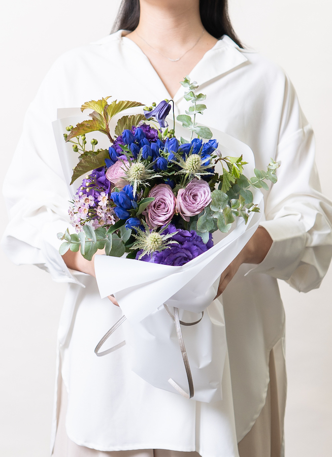 のスワロフ みみたん様ご検討用 白 ブルー 薄紫のお花のリストブーケ 飾りパーツイメージ たせをいた