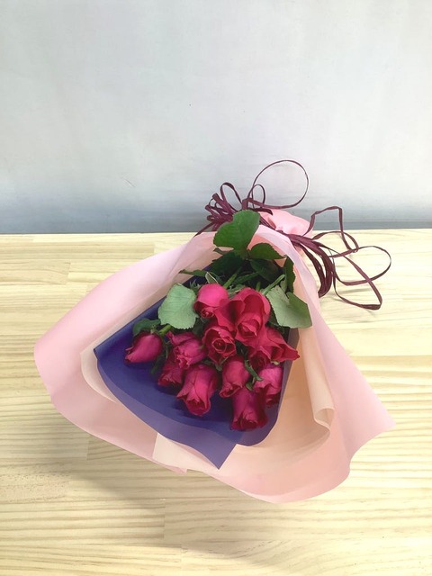 バラ 12本ブーケ ダークピンク | 花束ならHitoHana(ひとはな)