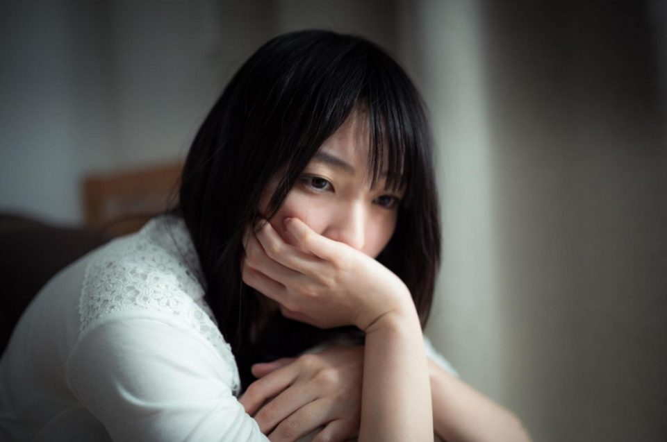 悩む保育士