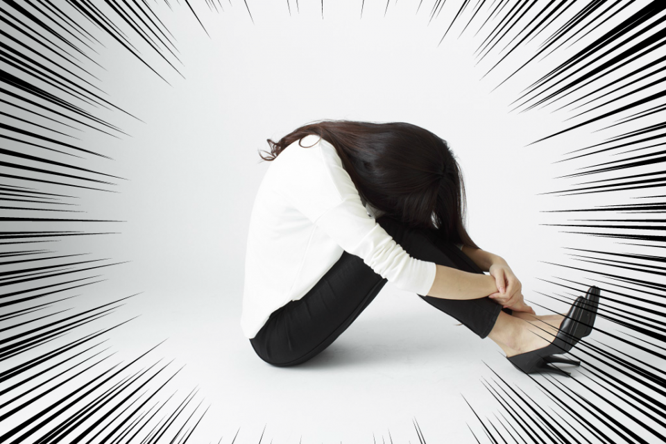 過労でいっぱいいっぱいの保育士