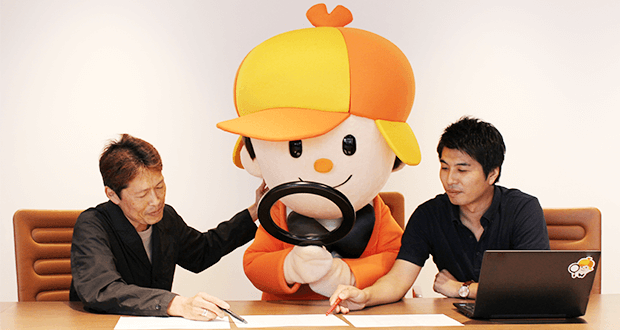 最終選考を行う水野さん、ホームズくん、審査委員長