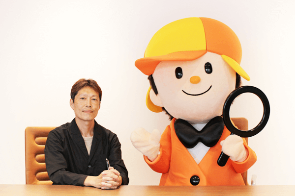 結果発表を楽しみにする水野さんとホームズくん