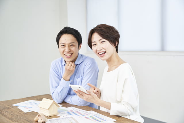 補助金を計算する夫婦