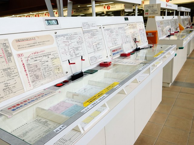 役所の記入台イメージ