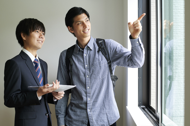 内見する男性