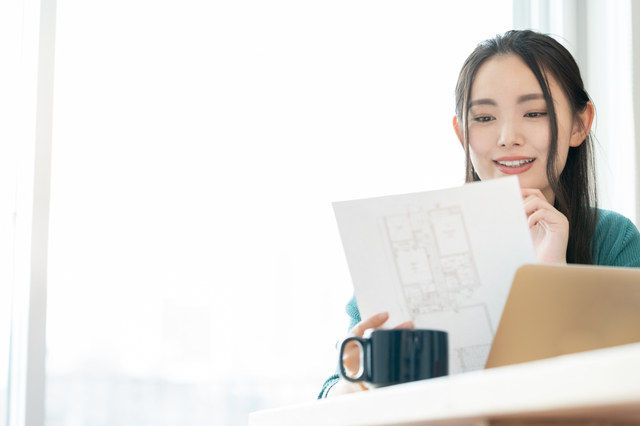 一人暮らしの部屋を探す女性