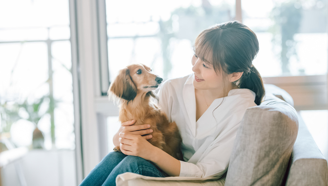 犬と暮らす女性