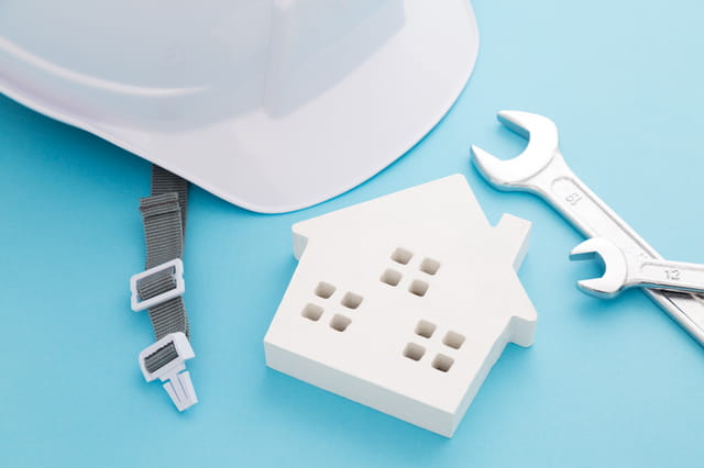 一戸建て住宅とヘルメット