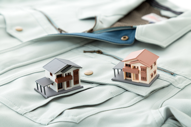 一戸建て住宅と作業服